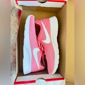 Nike Tanjun - Size 8.5